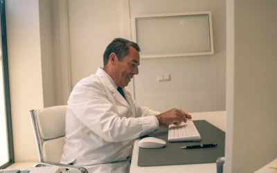 Cómo proteger tu espalda durante un viaje largo: consejos de un especialista en columna 