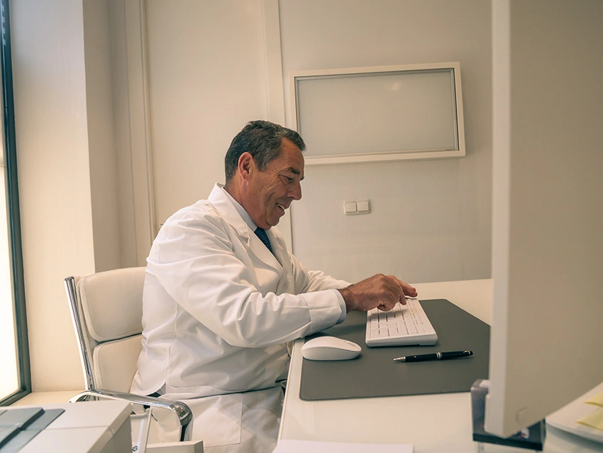 Cómo proteger tu espalda durante un viaje largo_ consejos de un especialista en columna