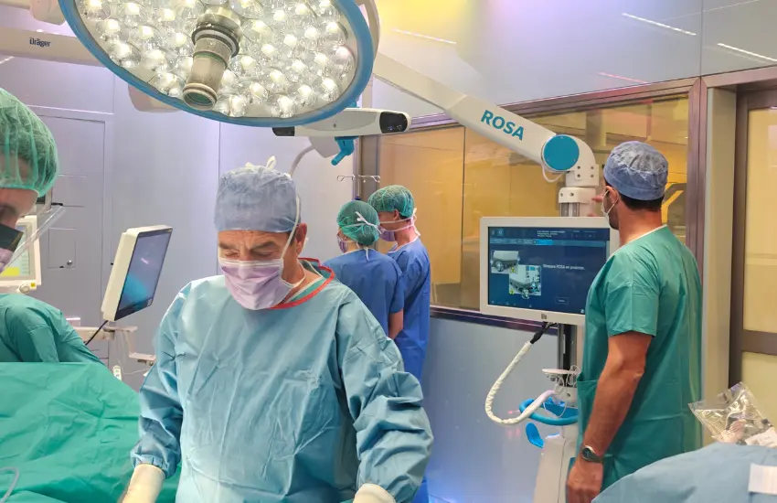 Robot ROSA Knee: cómo funciona la cirugía robótica de rodilla y qué debes saber 